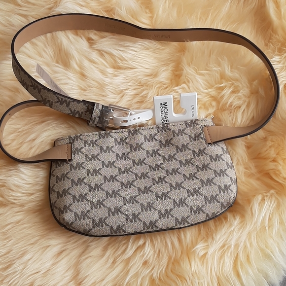 ●SOLD● Michael Kors Belt Bag - Picture 2 of 6